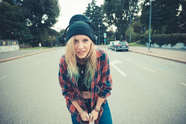 Mujer hipster escuchando música —  Fotos de Stock