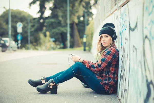 여자 hipster 듣는 음악 — 스톡 사진