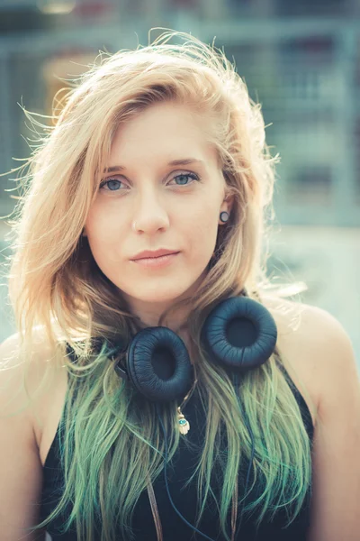 Belle jeune femme blonde cheveux hipster écouter de la musique — Photo