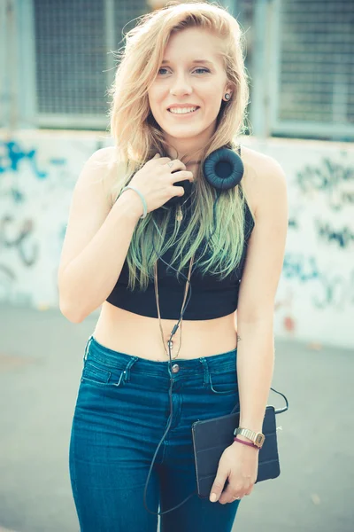 Mujer hipster escuchando música —  Fotos de Stock