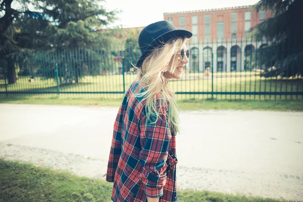 Bela jovem loira cabelo mulher hipster — Fotografia de Stock