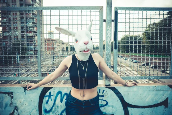 Conejo máscara mujer abusrd irreal — Foto de Stock