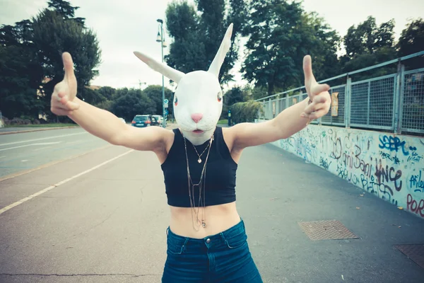 Conejo máscara mujer abusrd irreal —  Fotos de Stock