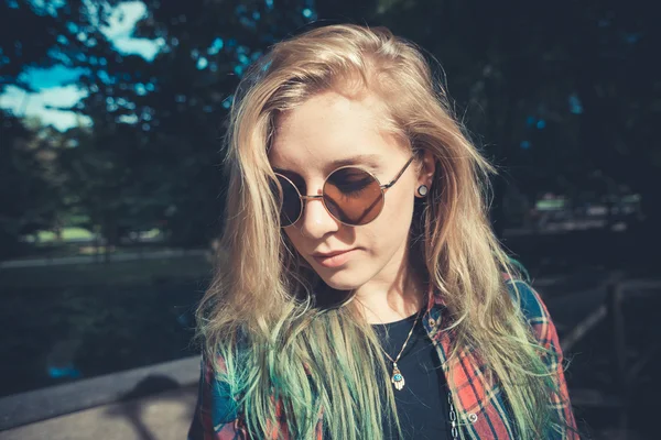 Mooie jonge blonde haren vrouw hipster — Stockfoto