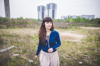 ıssız bir coğrafyada güzel kadın