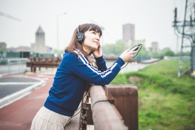 akıllı telefon kullanan ve müzik dinlemek güzel bir kadın