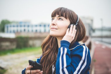 akıllı telefon kullanan ve müzik dinlemek güzel bir kadın