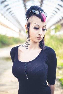 genç güzel punk karanlık kız