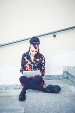 genç güzel punk koyu kız tablet kullanma