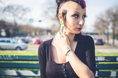 genç güzel punk karanlık kız