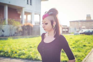 genç güzel punk karanlık kız