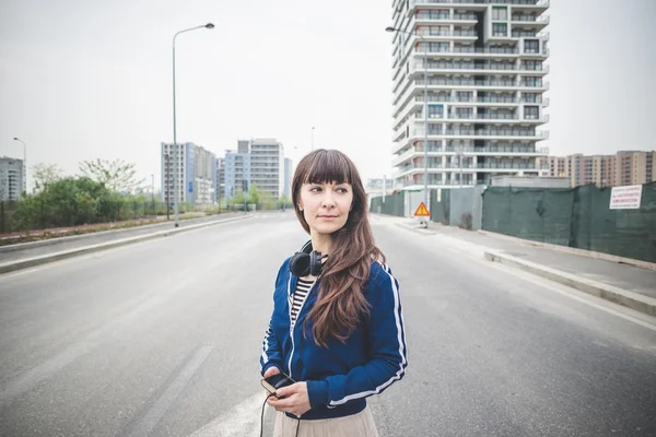 Belle femme dans un paysage désolé — Photo