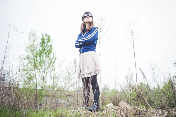 Schöne Frau in einer trostlosen Landschaft — Stockfoto