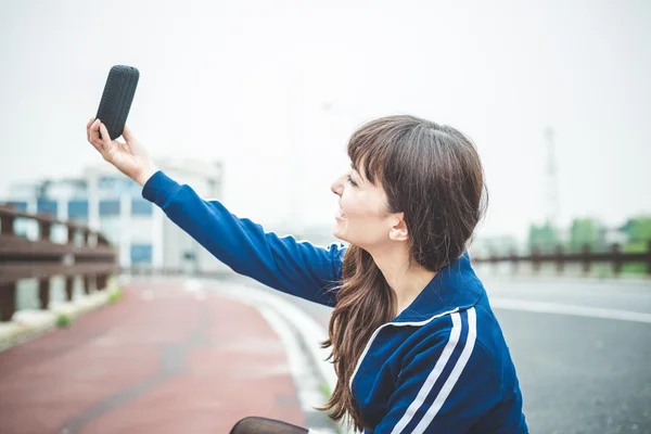 Vacker kvinna selfie i ett öde landskap — Stockfoto