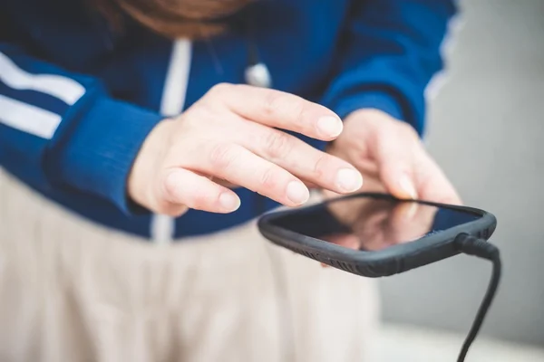 Primo piano delle mani della donna utilizzando lo smartphone — Foto Stock