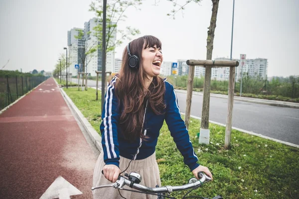 Красивая женщина велосипедист — стоковое фото