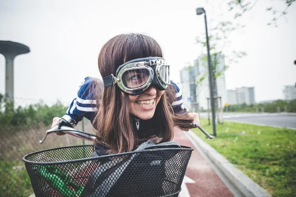 Belle femme motard vélo — Photo