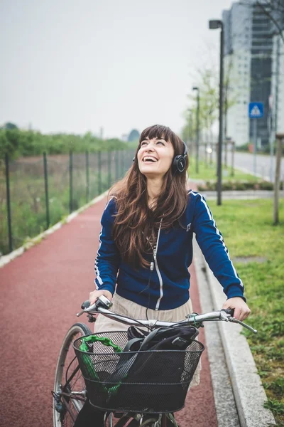 Krásná žena cyklista cyklistika — Stock fotografie