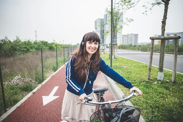 Hermosa mujer ciclista ciclismo —  Fotos de Stock