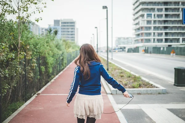 美丽的女人在一个荒凉的景观中跳舞 — 图库照片