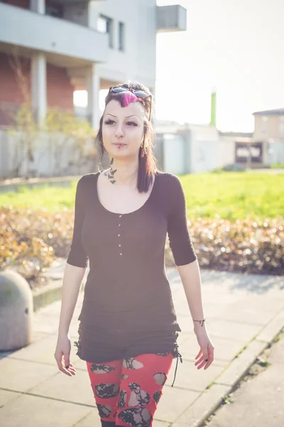 Genç güzel punk karanlık kız — Stok fotoğraf