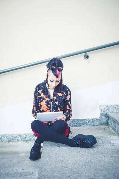 Unga vackra punk mörk tjej med hjälp av Tablet PC — Stockfoto