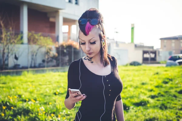 Jovem bonito punk escuro menina ouvir música — Fotografia de Stock