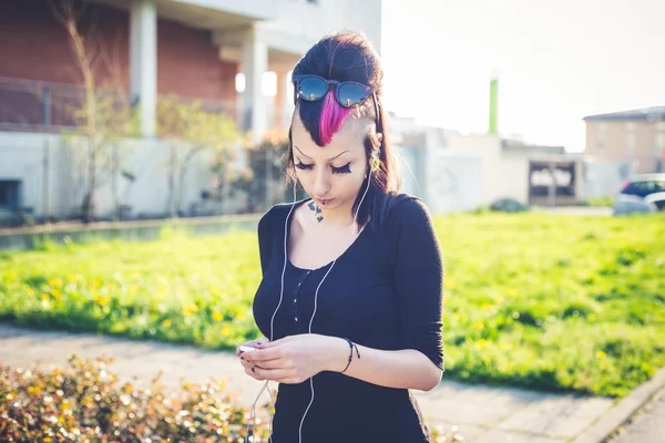 Joven hermosa punk chica oscura escuchar música — Foto de Stock