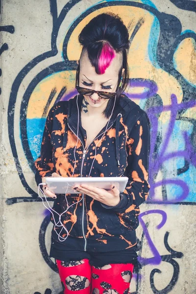 Młody piękny punk dziewczyna ciemny używania tabletu — Zdjęcie stockowe