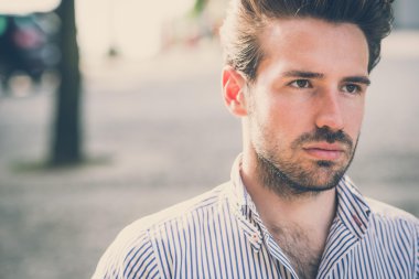 genç yakışıklı hipster modern adam açık