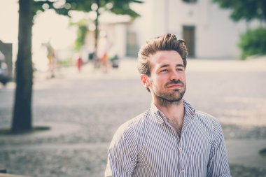 genç yakışıklı hipster modern adam açık