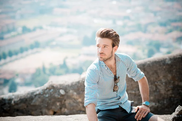 Joven guapo hipster moderno hombre al aire libre —  Fotos de Stock