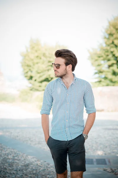 Junger hübscher Hipster moderner Mann im Freien — Stockfoto