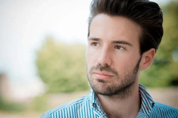 Joven guapo hipster moderno hombre al aire libre — Foto de Stock