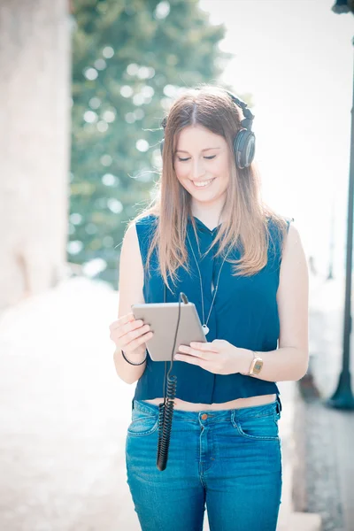 Joven hermosa mujer hipster escuchando música con auriculares — Foto de Stock