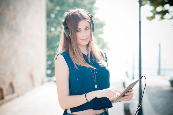 Ung vacker hipster kvinna lyssna på musik med hörlurar — Stockfoto