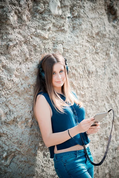Genç güzel hipster kadın kulaklık ile müzik dinlemek — Stok fotoğraf