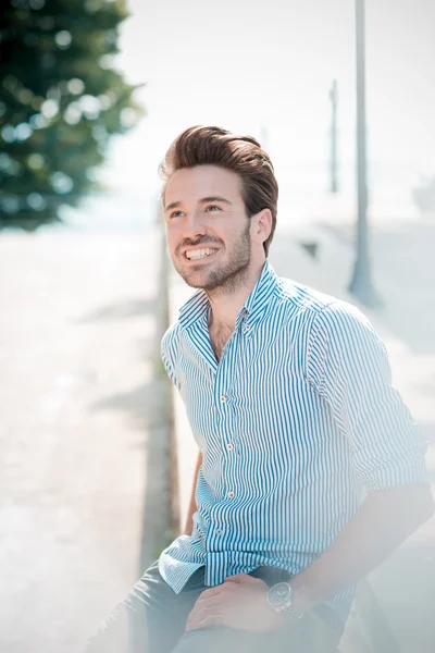 Joven guapo hipster moderno hombre al aire libre — Foto de Stock