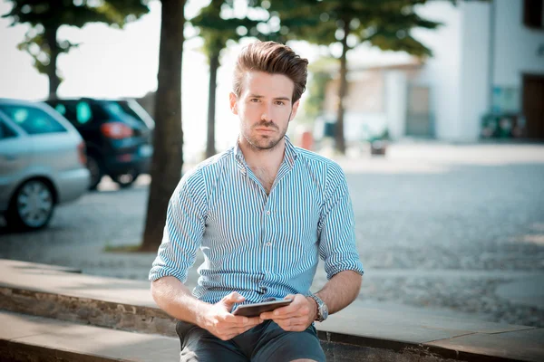 Jeune hipster beau homme moderne en plein air en utilisant une tablette — Photo