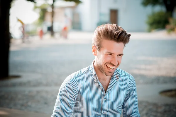 Jonge knappe hipster moderne mens buiten — Stockfoto