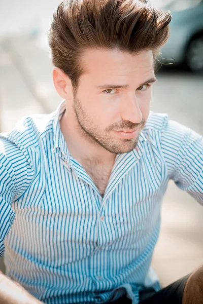 Joven guapo hipster moderno hombre al aire libre — Foto de Stock