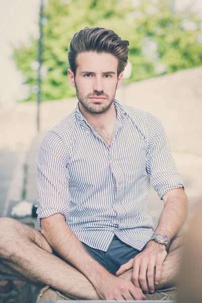 Joven guapo hipster moderno hombre al aire libre —  Fotos de Stock