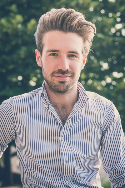 Joven guapo hipster moderno hombre al aire libre — Foto de Stock