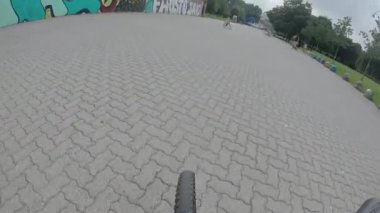 Şehrin üzerinde bisiklet sürme seyahat