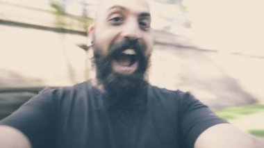 Adam etrafında hareket sevinç gülümseyen iskambil