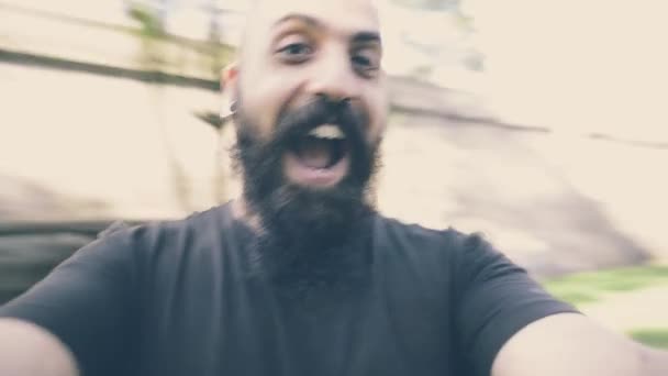 Uomo che gioca intorno sorridente movimento gioia — Video Stock