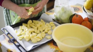 Fırında patates pişirme kadın eller