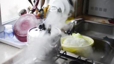Ev kadını mutfakta salata yıkama