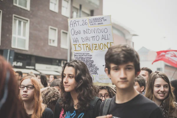 2014 年 10 月 10 日在米兰举行的学生表现 — 图库照片