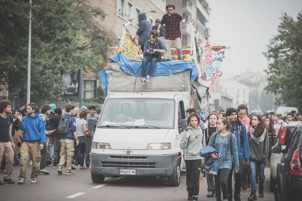 Manifestación estudiantil celebrada en Milán el 10 de octubre de 2014 — Foto de Stock